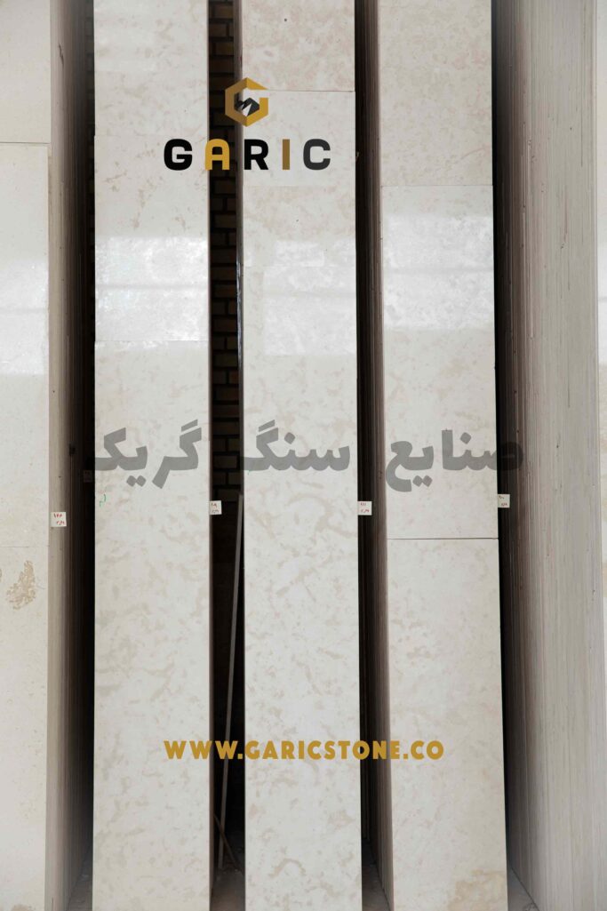 نمای نزدیک سنگ ترامیت بوکان ممتاز روشن با رنگ سفید کرم و بافت کم‌هاله