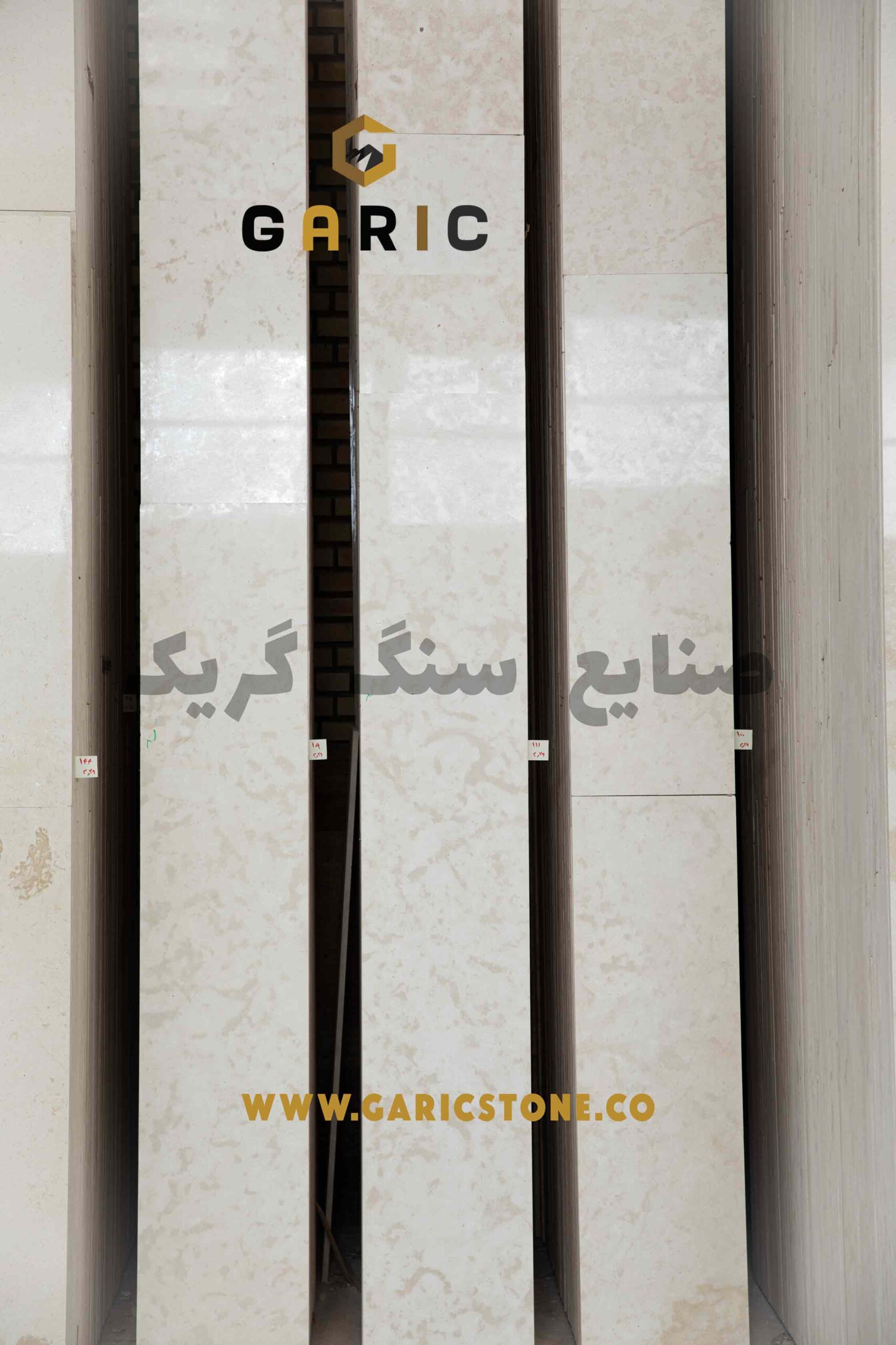نمای نزدیک سنگ ترامیت بوکان ممتاز روشن با رنگ سفید کرم و بافت کم‌هاله