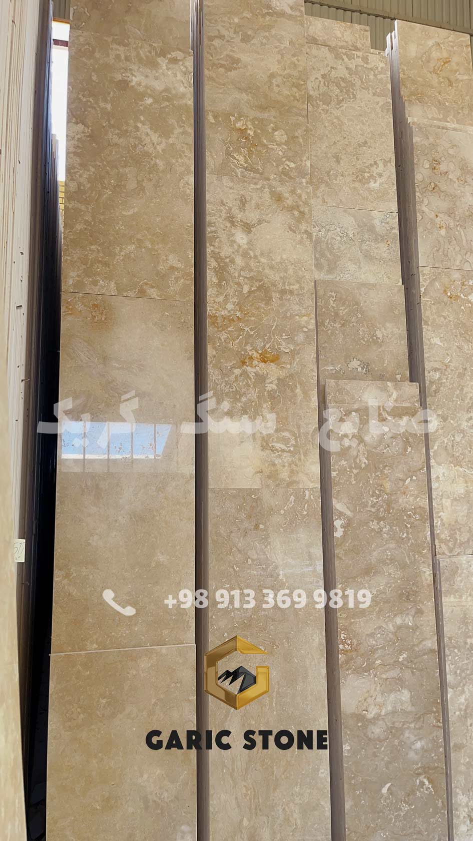 نمای نزدیک سنگ متخلخل کرم گریک با ساب براق و سطح بدون هاله