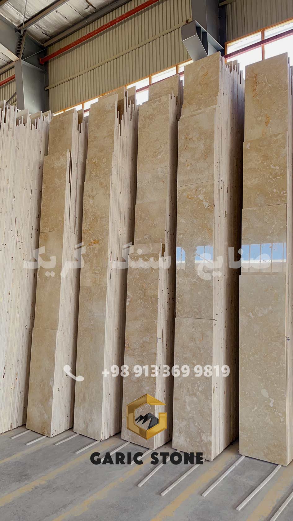 دسته‌های سنگ پلاک عرض ۴۰ کرم گریک در انبار کارخانه جهت پروژه‌های انبوه‌سازی